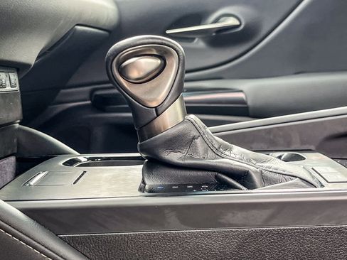 Certified 2025 Lexus ES 300h w/ Premium Package image 22