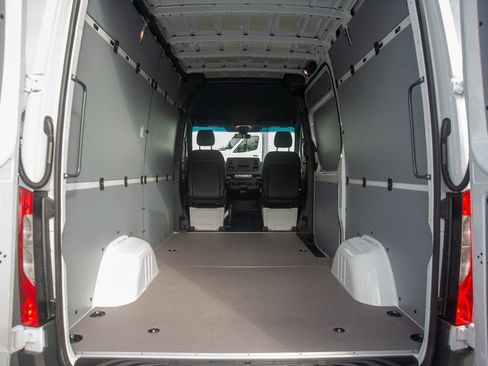 Used 2025 Mercedes-Benz Sprinter 2500 image 39