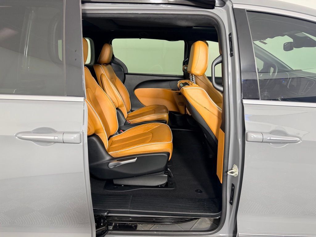 Used 2023 Chrysler Pacifica Pinnacle FWD image 31
