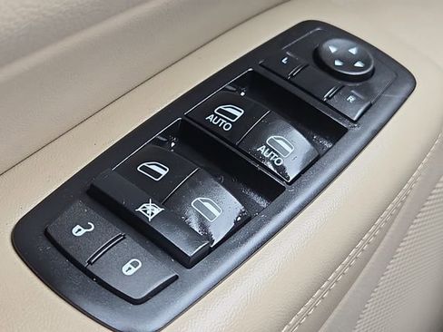 Used 2015 Jeep Grand Cherokee Limited w/ Luxury Group II image 28