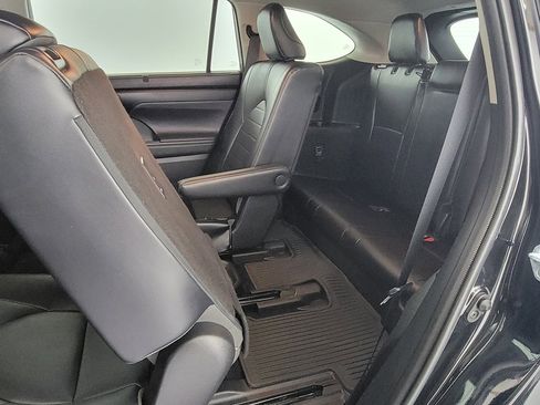 Used 2021 Toyota Highlander XLE image 27