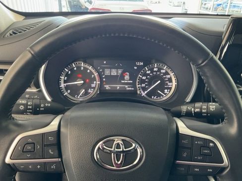 Used 2022 Toyota Highlander XLE image 8