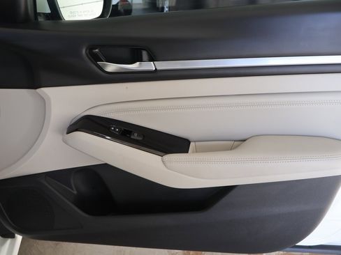 Used 2022 Nissan Altima 2.5 Platinum image 12