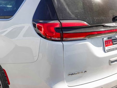 Certified 2023 Chrysler Pacifica Touring-L image 16