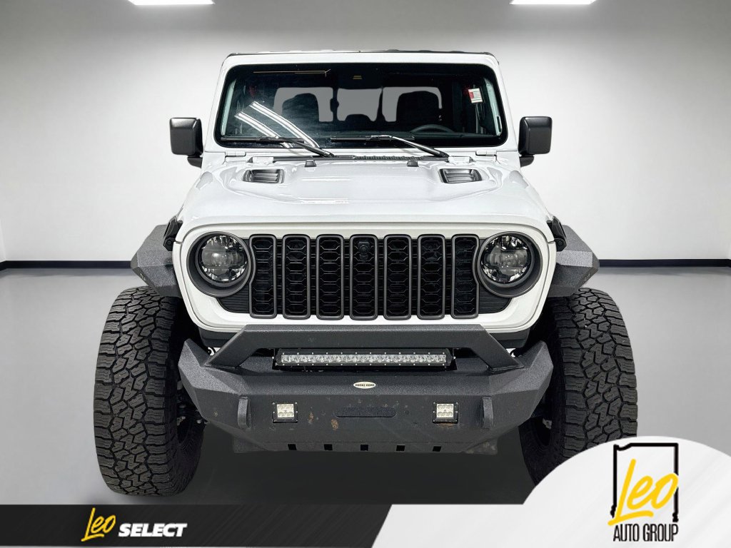 Used 2024 Jeep Gladiator Rubicon w/ Technology Group AWD/4WD image 2