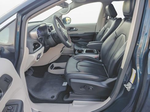 Used 2023 Chrysler Pacifica Touring-L image 18