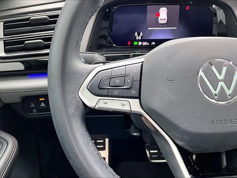 Used 2024 Volkswagen Atlas Peak Edition SE image 25