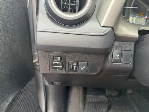 Used 2018 Toyota RAV4 LE image 22