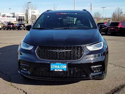 New 2026 Chrysler Pacifica Select image 3