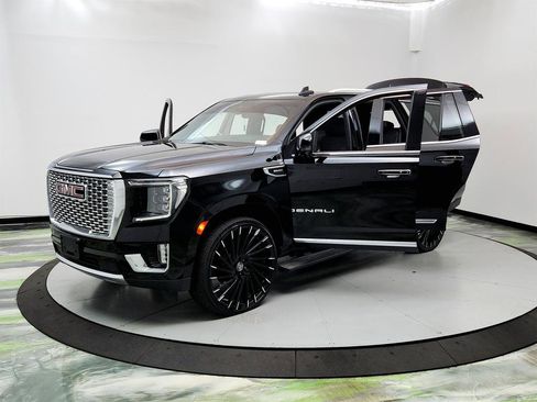 Used 2022 GMC Yukon Denali w/ Denali Premium Package AWD/4WD image 9