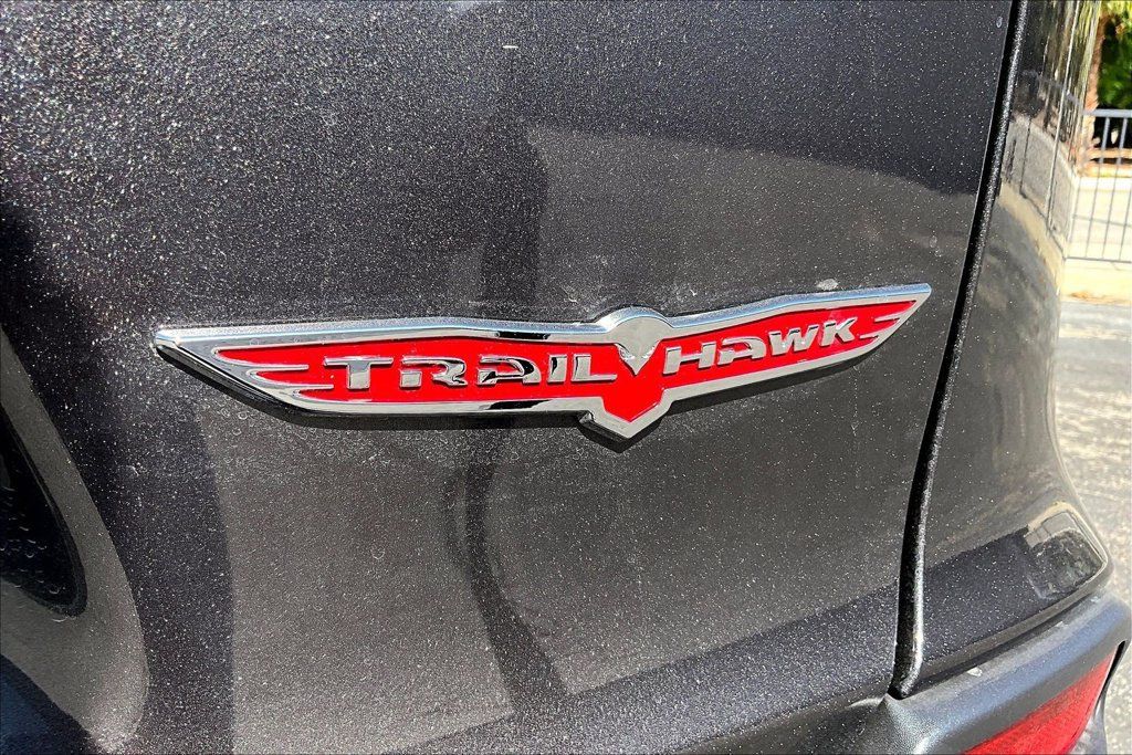 Used 2022 Jeep Cherokee Trailhawk w/ Comfort/Convenience Group AWD/4WD image 23