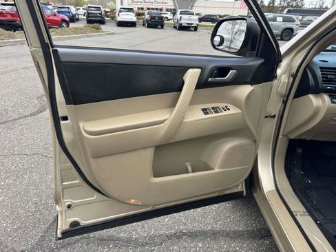 Used 2013 Toyota Highlander Plus image 17