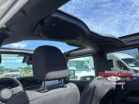 Used 2025 Jeep Wrangler Unlimited Sahara w/ Safety Group image 28