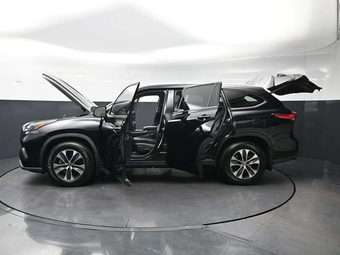 Used 2022 Toyota Highlander XLE AWD/4WD image 31