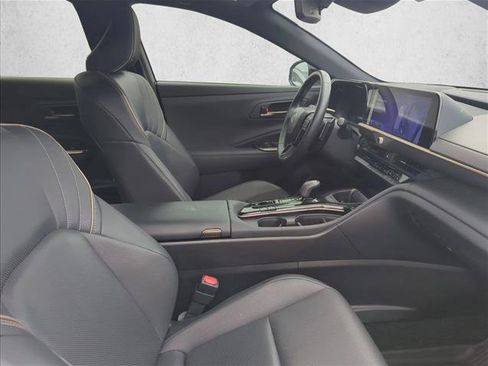 Certified 2025 Toyota Crown Signia XLE image 29