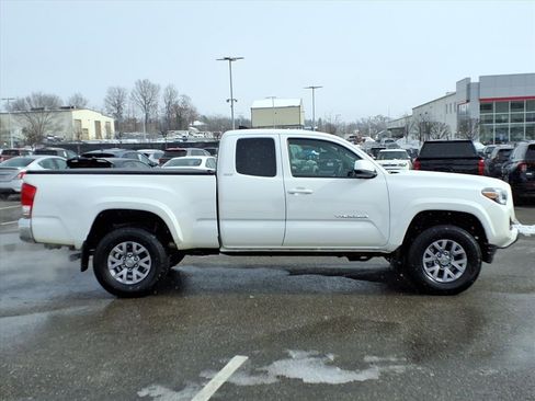 Used 2016 Toyota Tacoma SR5 image 3