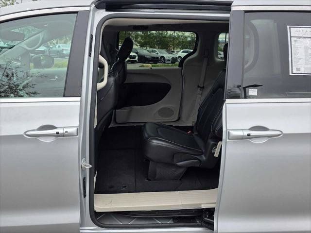 Used 2024 Chrysler Pacifica Touring-L FWD image 15