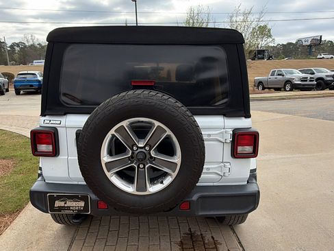 Used 2018 Jeep Wrangler Unlimited Sahara AWD/4WD image 9