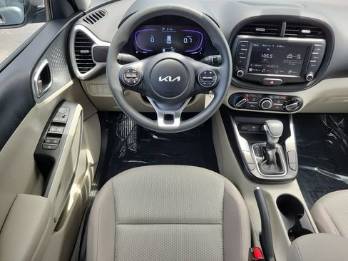 Used 2025 Kia Soul LX w/ LX Technology Package FWD image 13