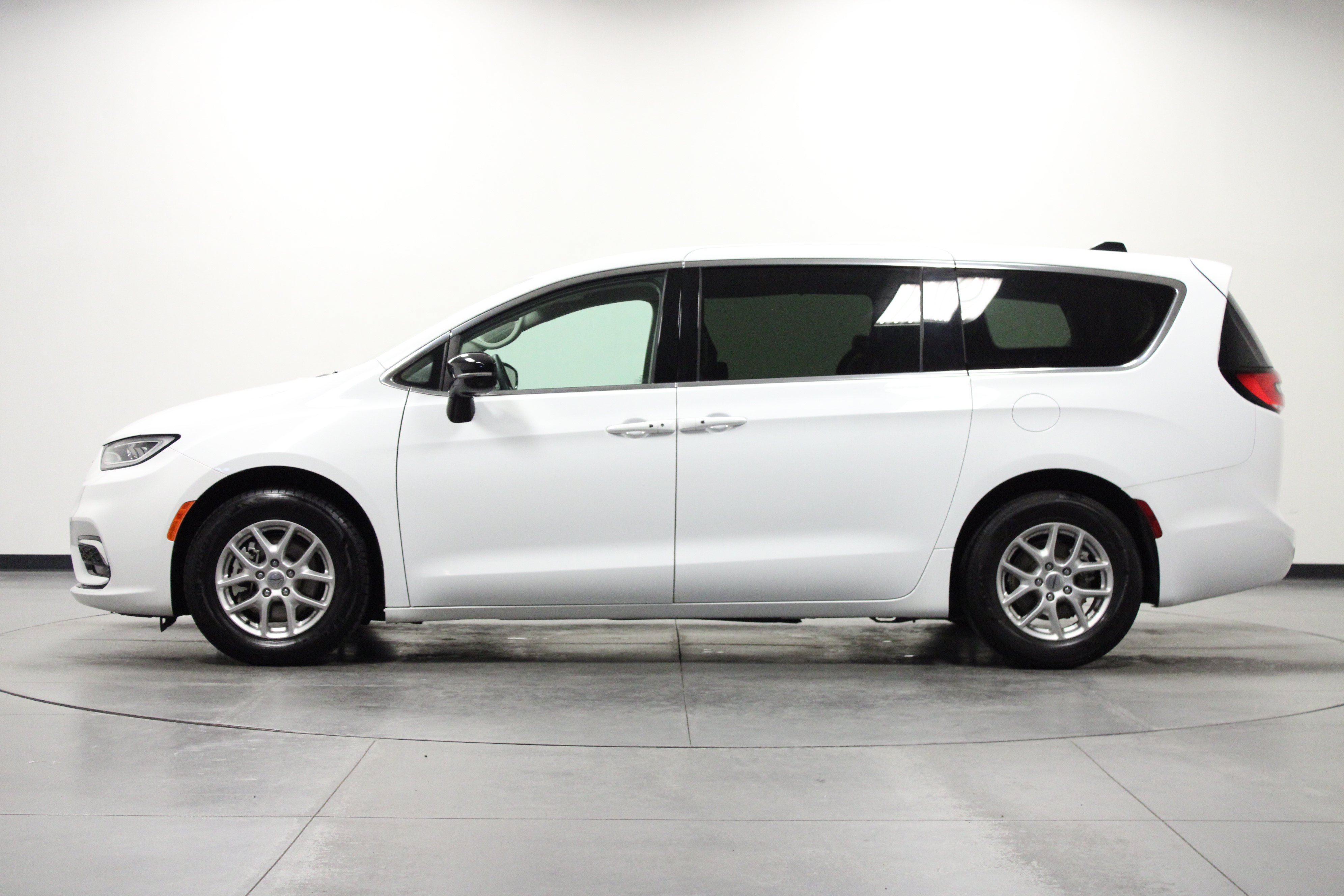 Used 2024 Chrysler Pacifica Touring-L FWD image 7