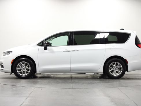 Used 2024 Chrysler Pacifica Touring-L FWD image 7