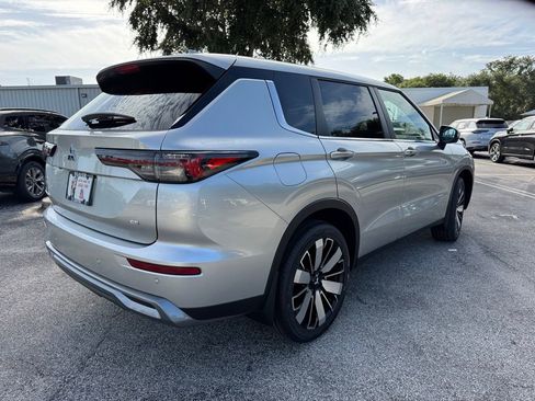 Used 2025 Mitsubishi Outlander SE image 8
