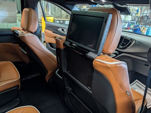 New 2026 Chrysler Pacifica Pinnacle AWD/4WD image 9