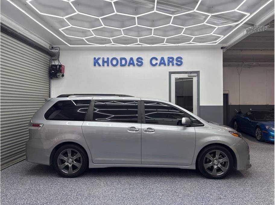 Used 2017 Toyota Sienna SE Premium FWD image 5