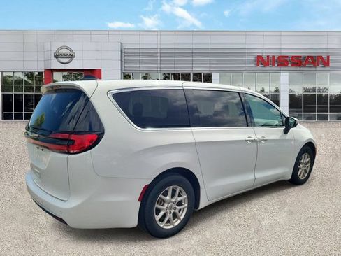 Used 2023 Chrysler Pacifica Touring-L FWD image 2
