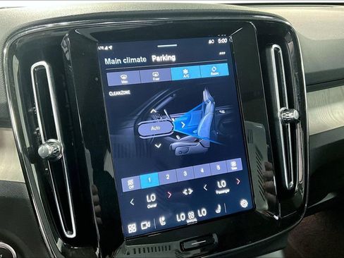 Used 2024 Volvo XC40 B5 Plus w/ Climate Package image 8