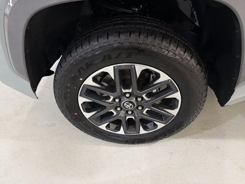 Used 2025 Toyota Tundra Limited AWD/4WD image 11