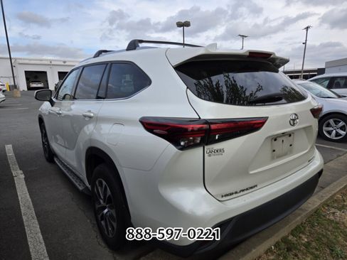 Used 2021 Toyota Highlander XLE image 6