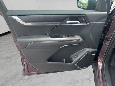 Used 2025 GMC Acadia Elevation image 25