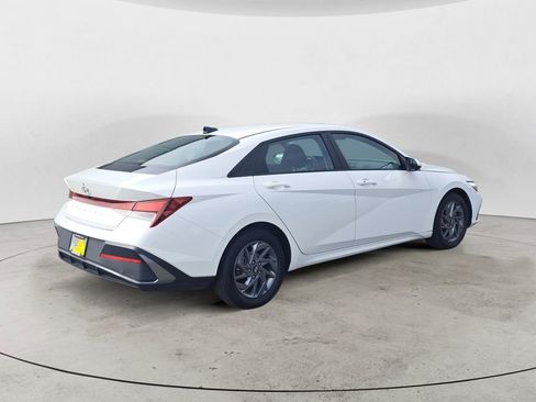 Used 2024 Hyundai Elantra SEL image 3