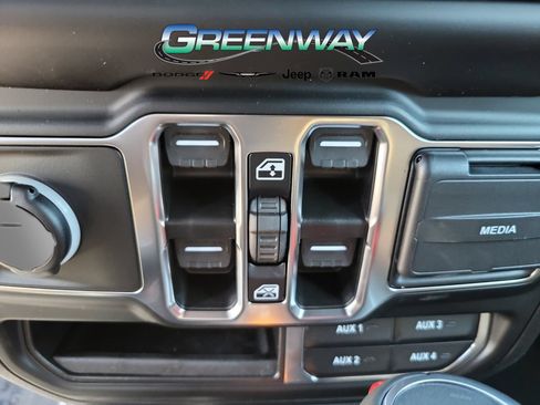 Used 2023 Jeep Wrangler Unlimited Sahara w/ Cold Weather Group AWD/4WD image 17