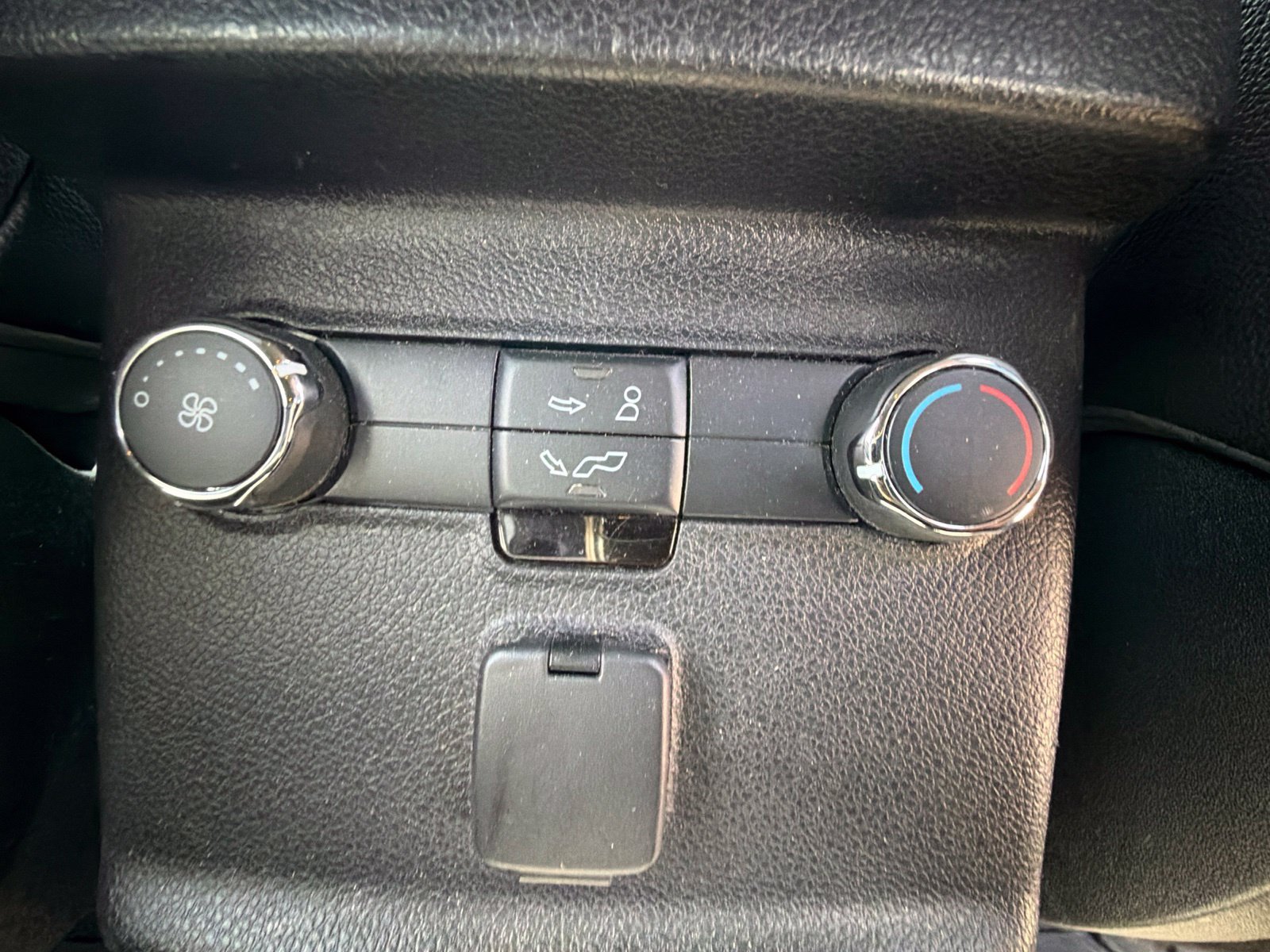 Used 2018 Ford Explorer XLT w/ Equipment Group 202A AWD/4WD image 12