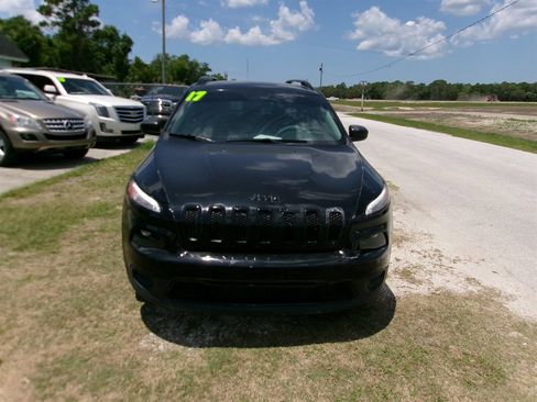 Used 2017 Jeep Cherokee Sport FWD image 3