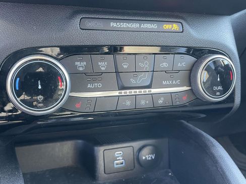 Used 2022 Ford Escape SE w/ SE Sport Appearance Package image 11