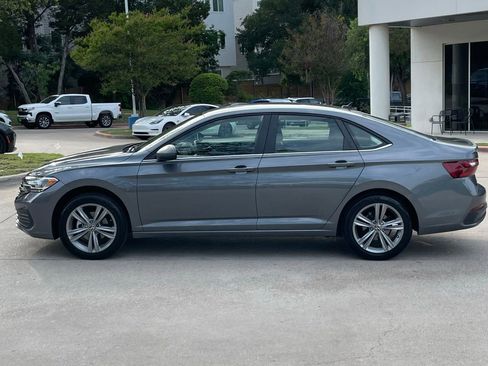 Used 2024 Volkswagen Jetta SE FWD image 3
