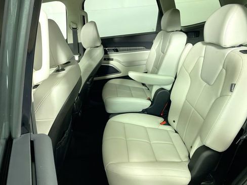 Used 2025 Kia Telluride EX w/ EX Captain's Chair Package image 23