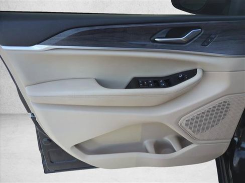 Used 2024 Jeep Grand Cherokee Limited RWD image 11