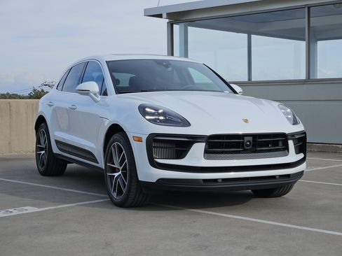 Certified 2025 Porsche Macan S image 10