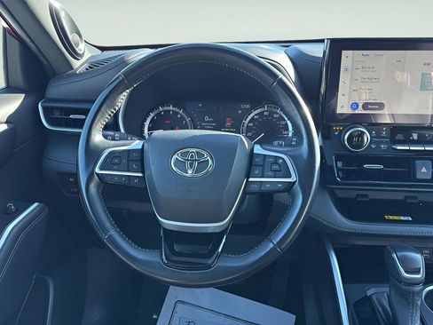 Used 2023 Toyota Highlander XSE image 16