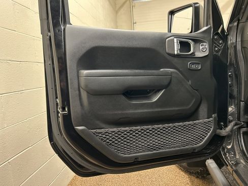 Used 2023 Jeep Gladiator Willys image 11