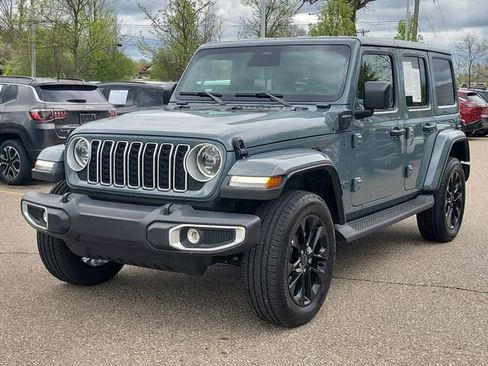 Used 2025 Jeep Wrangler Unlimited Sahara AWD/4WD image 2