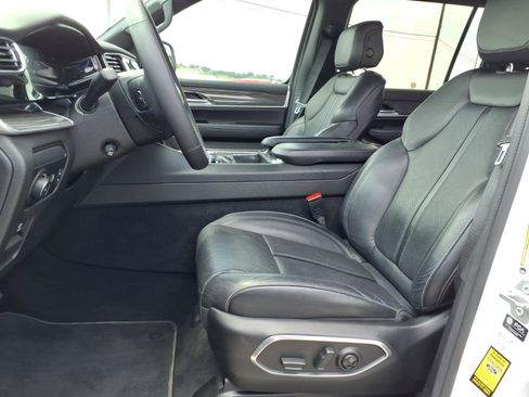 Used 2022 Jeep Wagoneer Series III AWD/4WD image 9