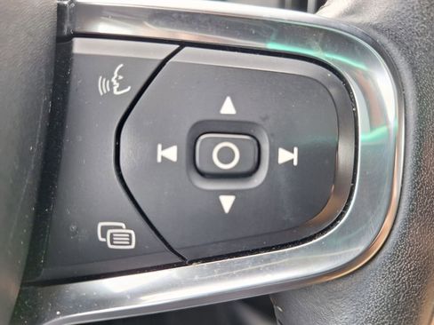 Used 2019 Volvo XC40 T5 Momentum image 13