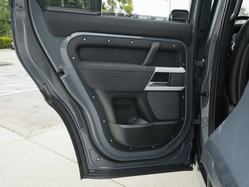 Used 2022 Land Rover Defender 110 SE image 32