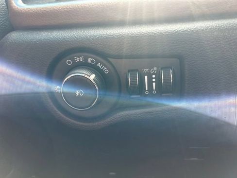 Used 2021 Chrysler Pacifica Limited w/ Uconnect Theater Family Group FWD image 16