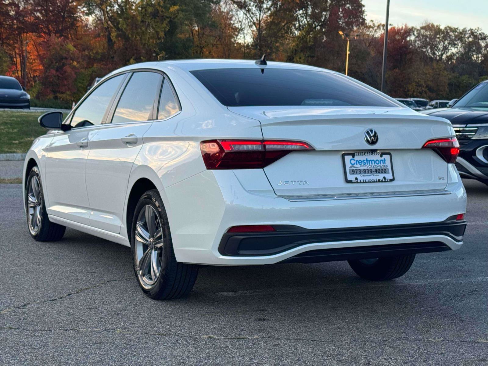 Used 2024 Volkswagen Jetta SE w/ Panoramic Sunroof Package FWD image 4
